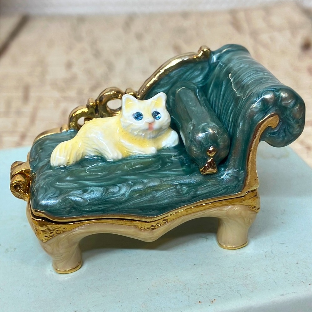 MONET “Chaise Lounge Cat